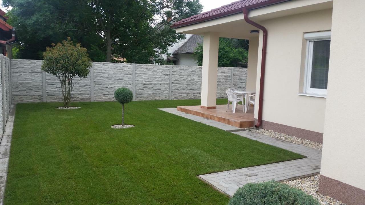 Rekreacny Dom Flora Villa Velky Meder Luaran gambar